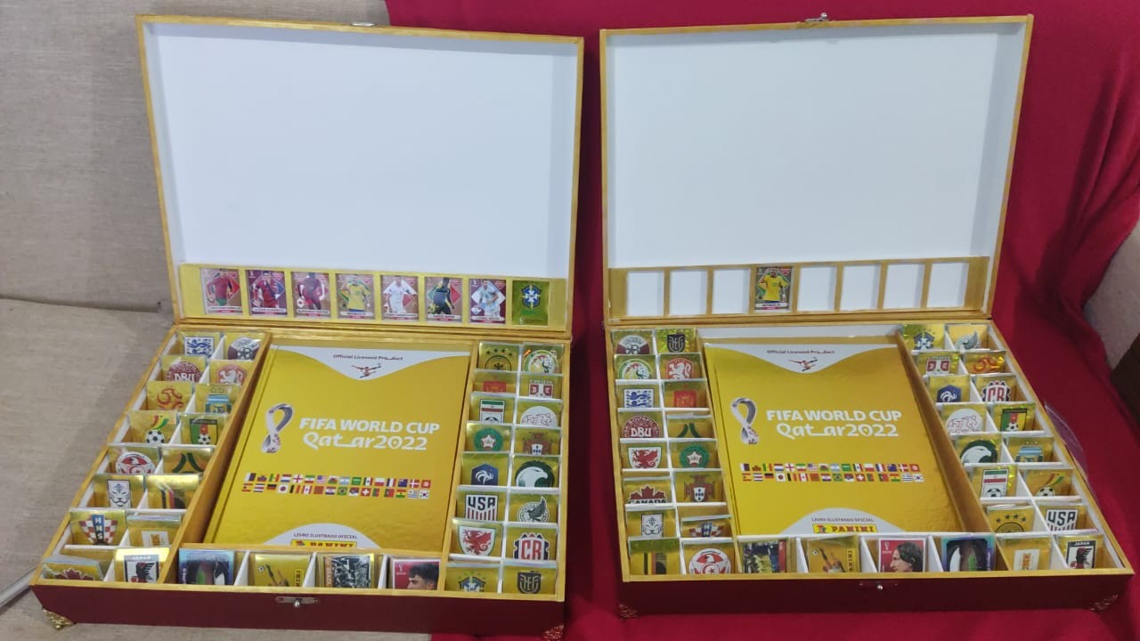 Álbum dorado del Mundial sorteado para apoyar una fiesta de Navidad infantil