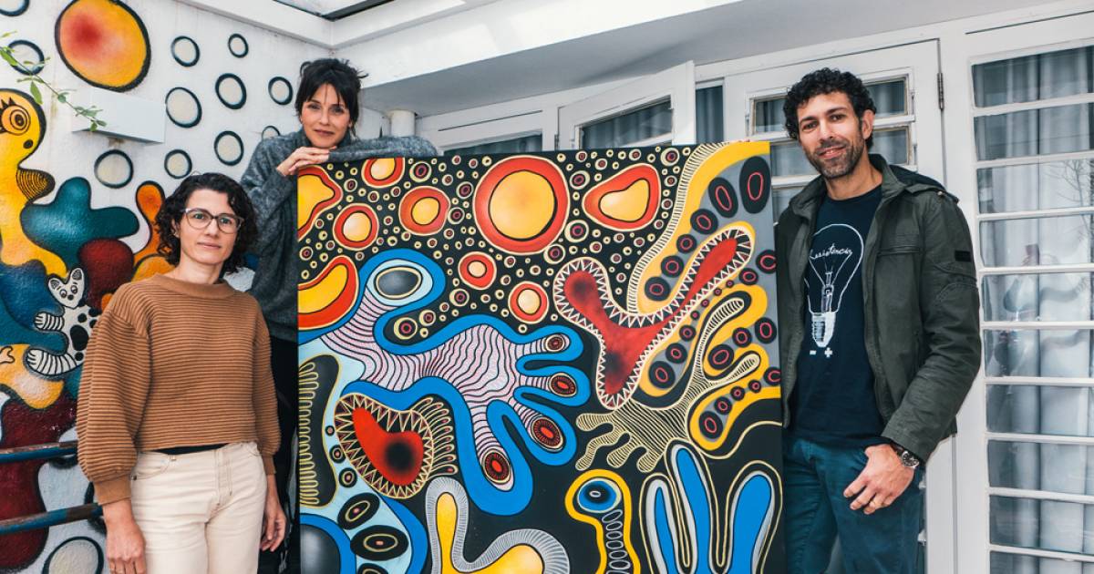 Helena Rizzo y sus invitados junto al cuadro destinado a un proyecto social
